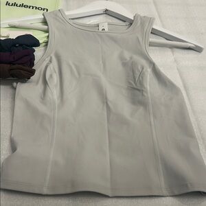 Lululemon BNWT size 6 Racerback cropped tank and scrunchie set